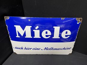 Miele - Auch hier eine Melkmaschine (Gewölbtes Emailleschild um 1950)