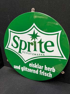 Sprite - Eiskalt herb und glitzernd frisch (Rundes Emailleschild aus dem Jahr 1968)