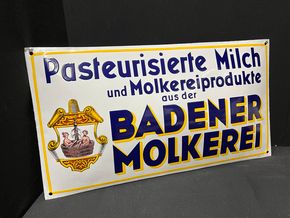 Badener Molkerei - Pasteurisierte Milch und Molkereiprodukte (Gewölbtes Emailleschild aus Österreich/ Um 1925)