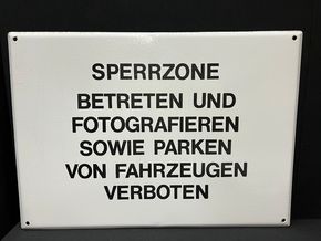 Sperrzone Hinweisschild (Wohl 60er Jahre / Schräg abgekantet)