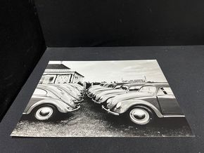VW - Käfer Verkaufsausstellung bei Händler (großer Fotoabzug)