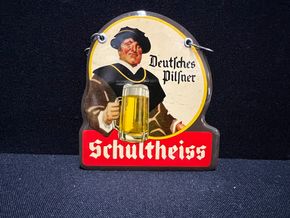 Schultheiss Brauerei Berlin / Deutsches Pilsner (Zapfhahnblechschild mit Korkrückseite) von 1958