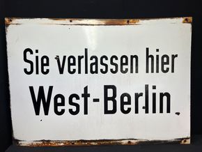 Warnschilder aus West-Berlin (Originalität ist fotodokumentiert) aus Zeiten vor dem Mauerbau (Nur Verleih - Kein Verkauf)