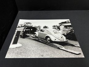 VW - Käfer beim Verladen (großformatiger Fotoabzug)