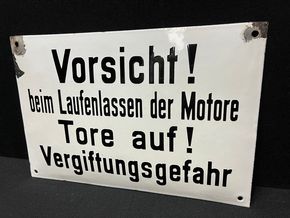 Vorsicht! Beim Laufenlassen der Motore Tore auf! Vergiftungsgefahr (Gewölbtes Emailleschild der 50er Jahr)